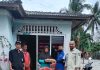 Yudi, Afrizal (IWO Karimun), Imam (PWI), saat menyerahkan bantuan kepada Tina, Isri Korban didampingi RT setempat