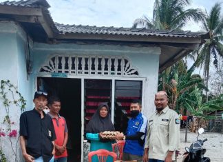Yudi, Afrizal (IWO Karimun), Imam (PWI), saat menyerahkan bantuan kepada Tina, Isri Korban didampingi RT setempat