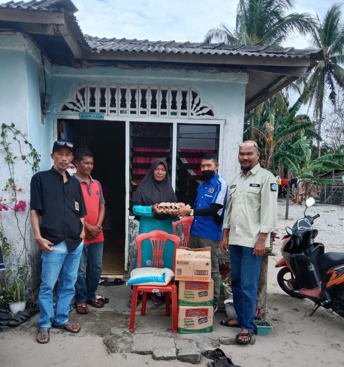 Yudi, Afrizal (IWO Karimun), Imam (PWI), saat menyerahkan bantuan kepada Tina, Isri Korban didampingi RT setempat