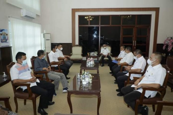 Kunjungan Ketua KPU Asahan yang didampingi Komisioner KPU diterima langsung oleh Bupati Asahan di Ruang Kerjanya. Kunjungan Ketua KPU Asahan yang didampingi Komisioner KPU diterima langsung oleh Bupati Asahan di Ruang Kerjanya.