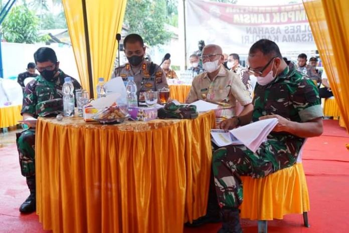 Bupati Asahan didampingi Kapolres Asahan, Danlanal TBA dan Dandim 0208/Asahan siap ikuti arahan dari Kapolri. Bupati Asahan didampingi Kapolres Asahan, Danlanal TBA dan Dandim 0208/Asahan siap ikuti arahan dari Kapolri.