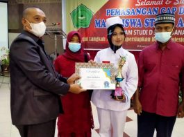 Bupati Asahan diwakili oleh Asisten I Pemerintahan saat menyerahkan sertifikat Capping Day