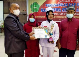Bupati Asahan diwakili oleh Asisten I Pemerintahan saat menyerahkan sertifikat Capping Day