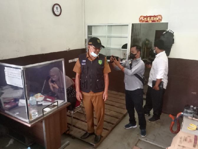 Ketua DPRD Bersama Disdagtri Inhil Sidak Ke Gudang Terkait Kelangkaan Minyak Goreng Ketua DPRD Bersama Disdagtri Inhil Sidak Ke Gudang Terkait Kelangkaan Minyak Goreng