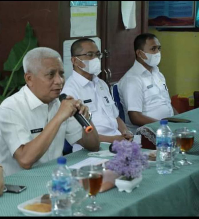 Bupati Asahan didampingi Kabag Umum dan Kadis Kominfo Asahan memberikan arahan dan bimbingan kepada Kepala Sekolah Se-Kecamatan Rahuning dan Pulau Rakyat.