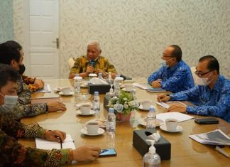 Bupati Asahan didampingi Sekda Kabupaten Asahan dan Ketua Inspektorat Asahan menyambut Kedatangan Tim Taspen (Persero) Cabang Utama Medan.