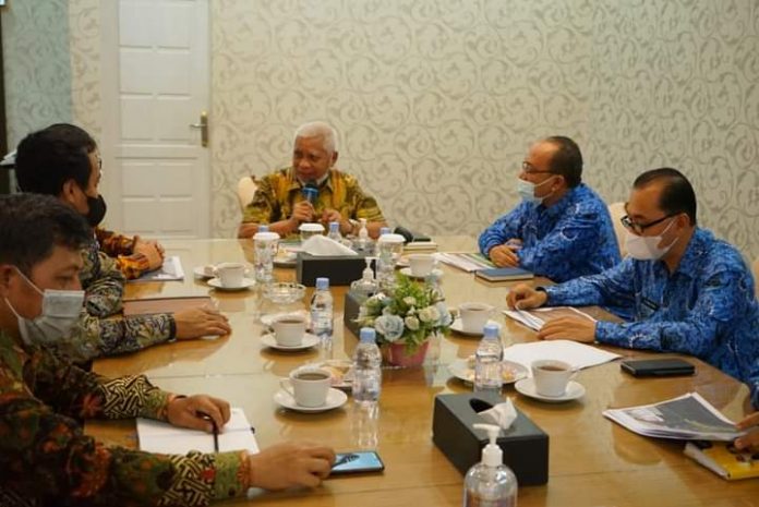 Bupati Asahan didampingi Sekda Kabupaten Asahan dan Ketua Inspektorat Asahan menyambut Kedatangan Tim Taspen (Persero) Cabang Utama Medan.