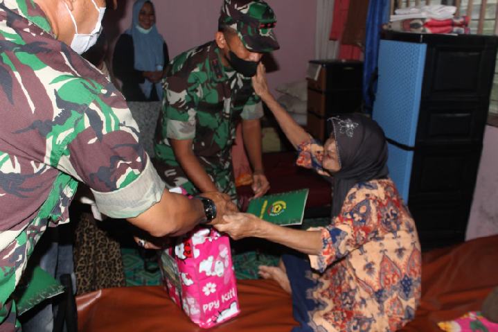 Dandin 0314/Inhil Bersama Asosiasi Pedagang Kaki Lima Berikan Tali Asih Kepada Yayasan Pusaka Pondok Bhakti Lansia