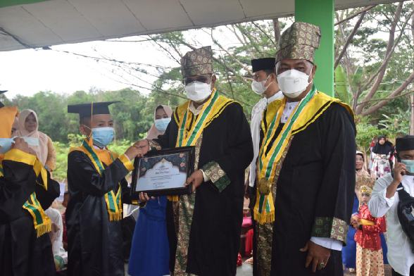 Bupati Karimun Wisuda Ratusan Santri TPQ se-Kundur Utara Tahun 2022