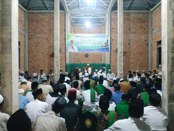 Jemaah saat mendengarkan tausiah oleh KH Fakhruddin Nur yang merupkan Guru Pondok Pesantren Al Baqiyatus Sholihat Kuala Tungkal, Jambi