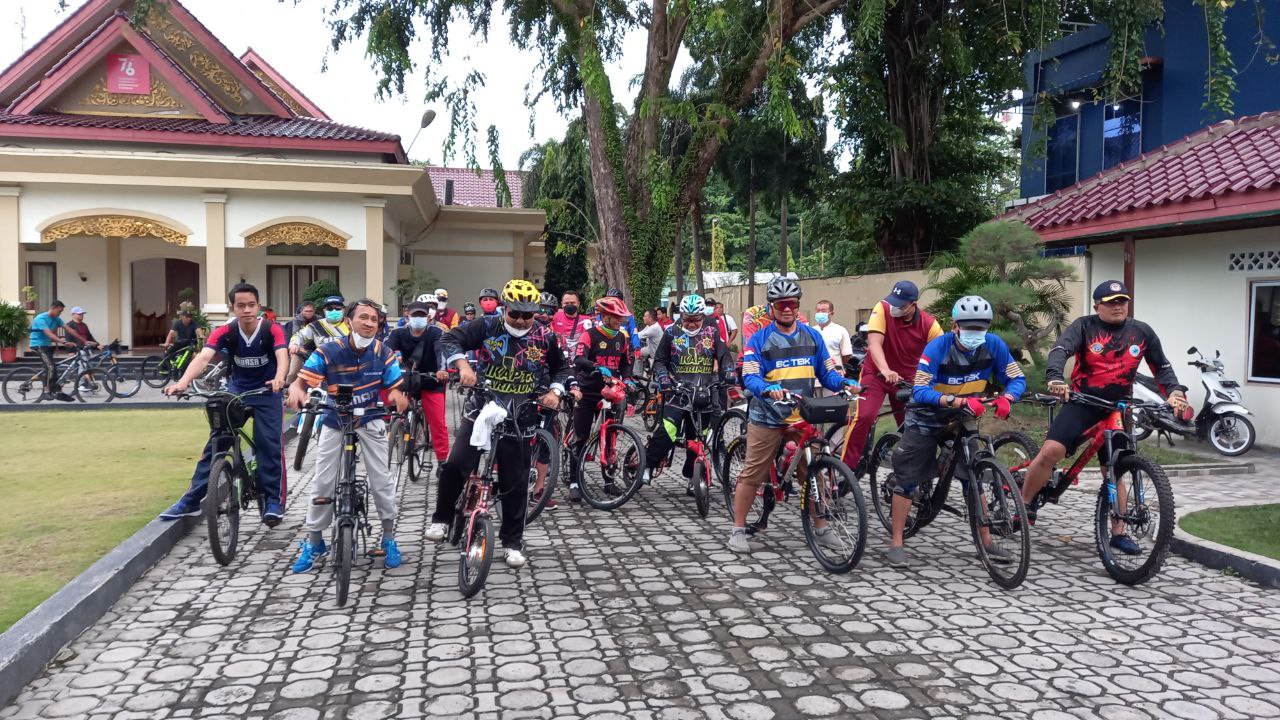 Bupati Karimun dan Para Wartawan Peringati HPN Dengan Cara Bersepeda