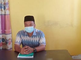 Kades Penarah, Kecamatan Belat, Awaludin, di ruang kerjanya.