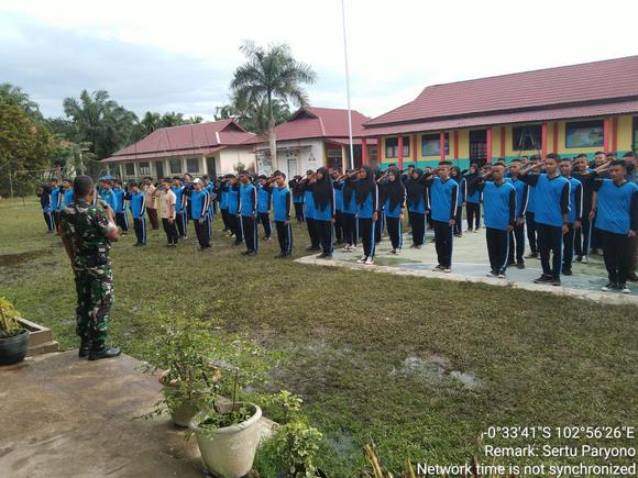 Kodim 03/Tpl, Kapten Inf Riswanto, saat mengisi materi pada Penutupan Pelatihan P5BK di SMK Negeri 1 Kempas