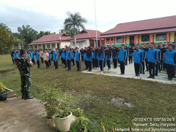 Kodim 03 Tpl saat mengisi materi pada Penutupan Pelatihan P5BK di SMK Negeri 1 Kempas Kodim 03/Tpl, Kapten Inf Riswanto, saat mengisi materi pada Penutupan Pelatihan P5BK di SMK Negeri 1 Kempas