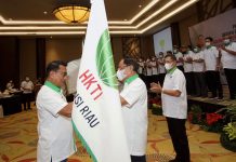 Moeldoko saat menyerahkan atribut kepada HM Wardan