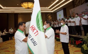 Moeldoko saat menyerahkan atribut kepada HM Wardan