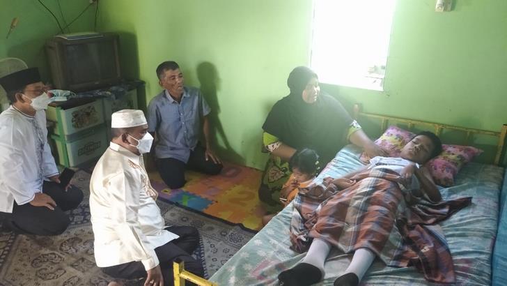 Penderita KGB, M Fauzi Muttakin, bersama Bupati karimun, Kadiskes Karimun dan kedua orang tua Fauzi