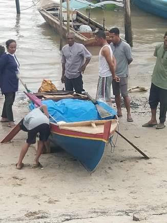 Warga saat melihat kondisi sampan yang ditemukan nelayan Lubuk