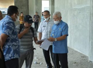 Bupati Asahan memberikan arahan kepada pemborong pembangunan MPP didampingi kepala OPD Asahan