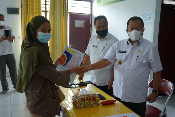 Asisten Perekonomian dan Pembangunan Kabupaten Asahan menyerahkan langsung buku tabungan dana pinjaman bergulir kepada pelaku usaha mikro