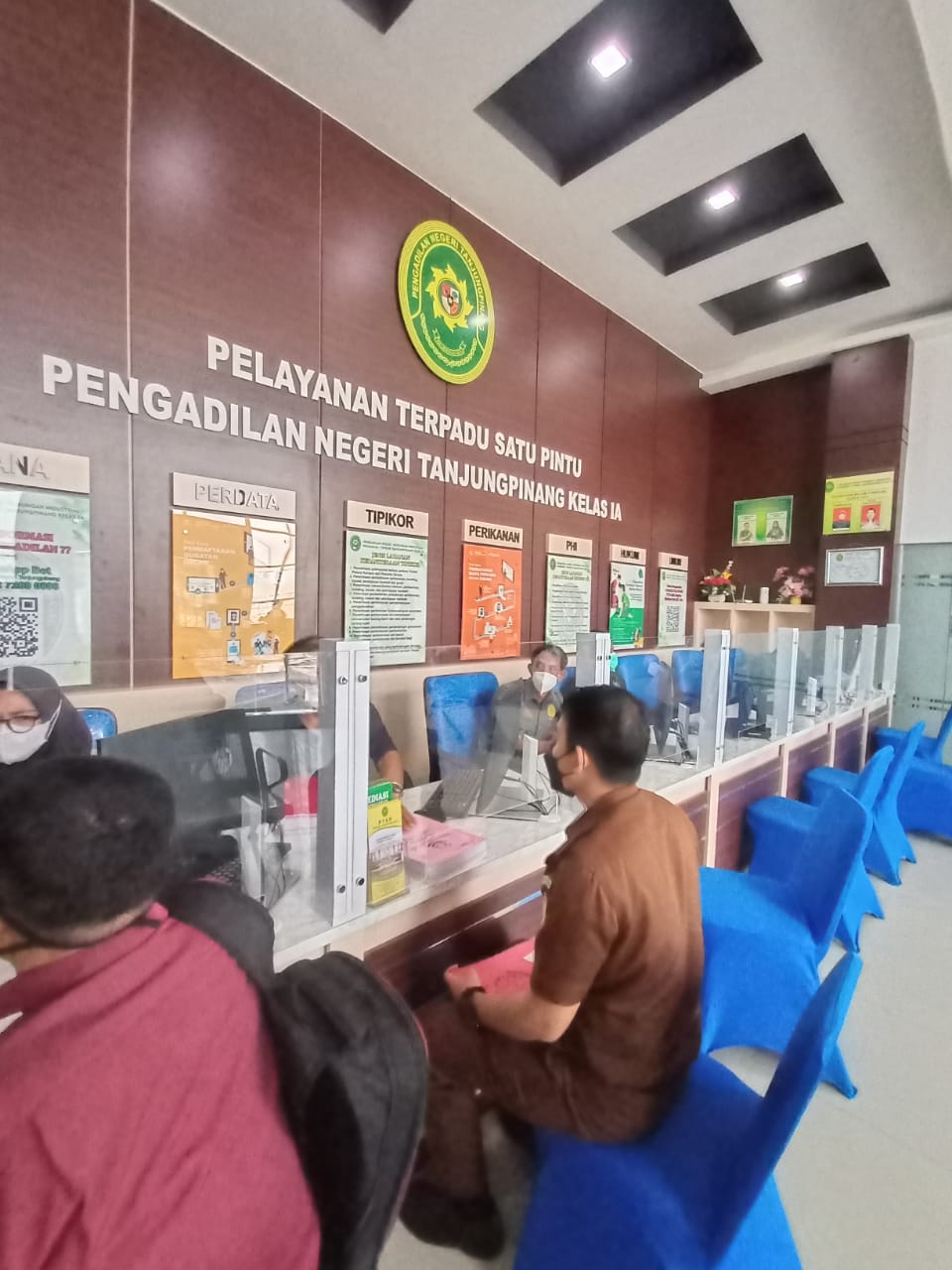 Cabjari Tarempa saat menyerahkan berkas perkara di pengadilan TIPIKOR Tanjungpinang