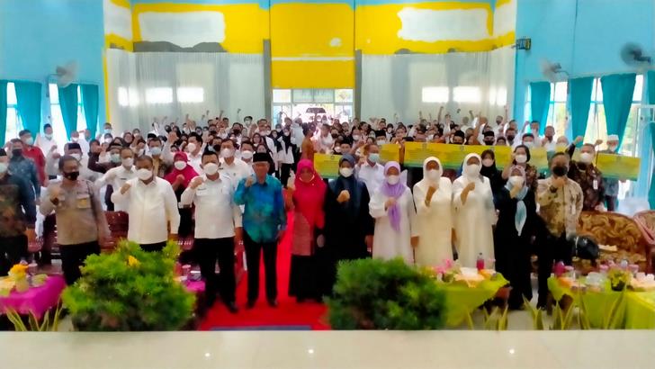 Foto bersama Gubernu dan Bupati karimun bersama PTK Non ASN di Gedung Pertemuan SMAN 1 Kundur
