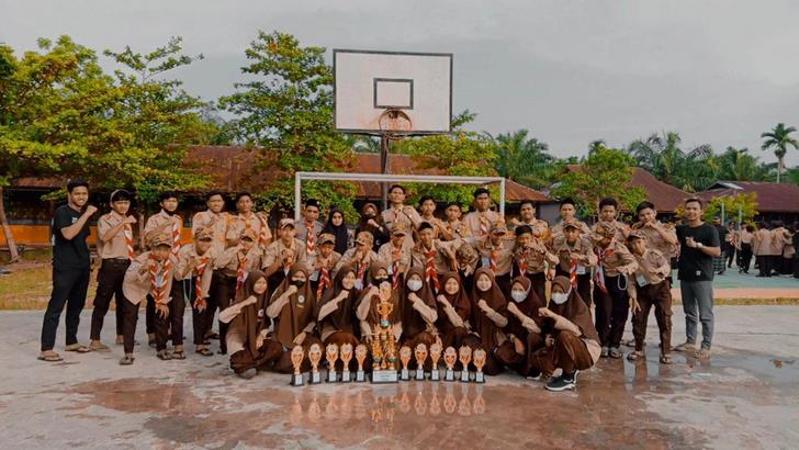 Foto bersama Pesantren Moderen Al-Azkiya di SMA N 1 Keritang