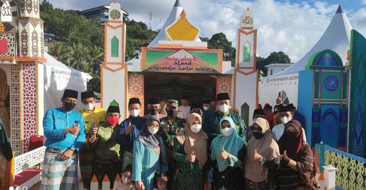 Foto bersama di salahsatu stand bazar MTQ Ke VII Kabupaten Kepulauan Anambas