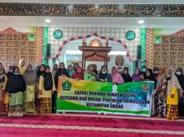 Foto bersama pada safari Jumat Kecamtan Ungar di masjid Jami' Al-Munawarah