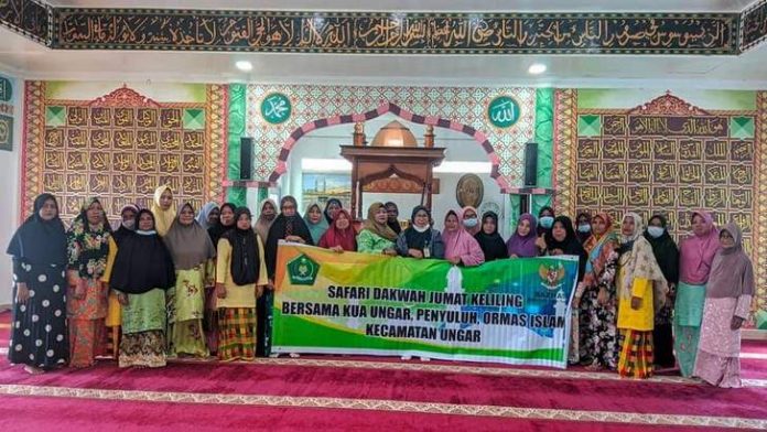 Foto bersama pada safari Jumat Kecamtan Ungar di masjid Jami' Al-Munawarah