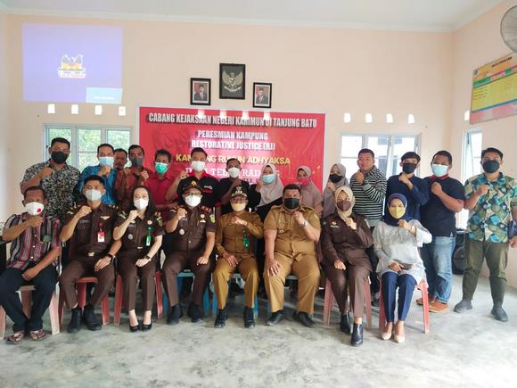 Foto bersama usai peresmian kampung RJ oleh Kejaksaan