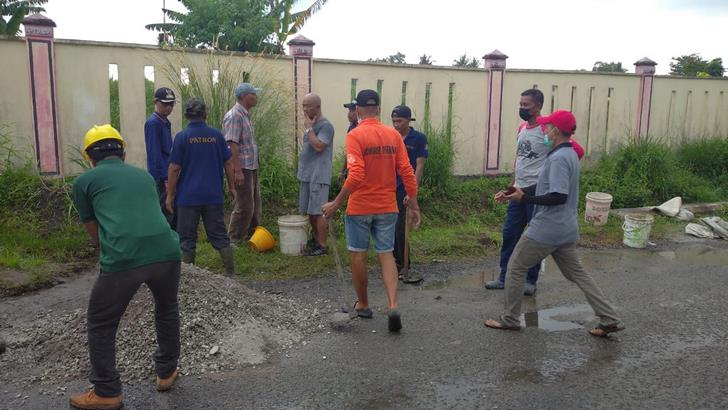 Goro menabal lubang pada jalan protokol