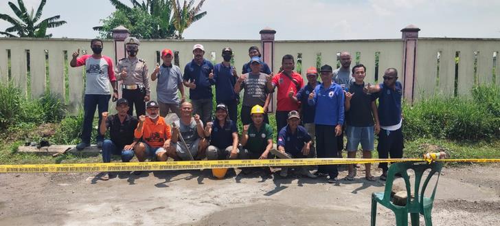 Wartawan Bersama Ormas Bahu Membahu Tambal Jalan Protokol Berlubang Wartawan Bersama Ormas Bahu Membahu Tambal Jalan Protokol Berlubang