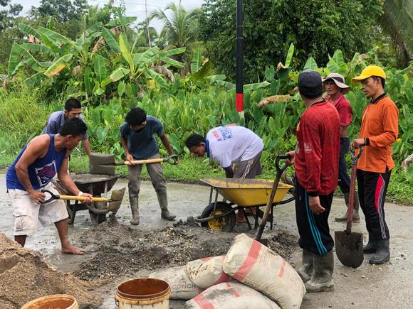 Masyarakat Tembilahan Lakukan Perbaikan Jembatan dan Jalan