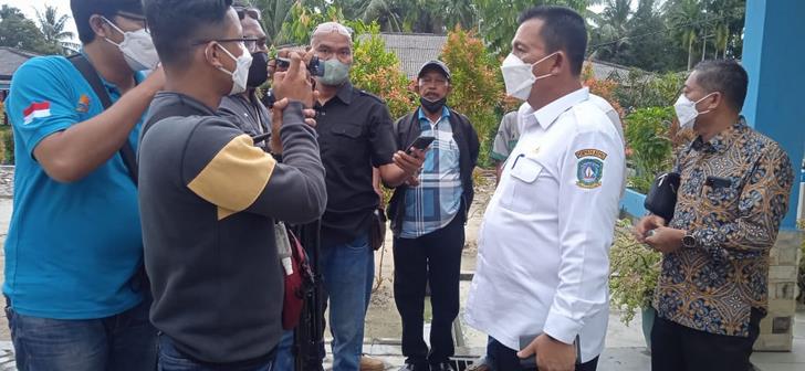 Gubernur Kepri, H ansar Ahmad saat diwawancari wartawan