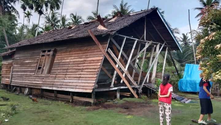 Akibat Angin Kencang Sebuah Rumah Hampir Roboh Di Desa Simpang Tiga Daratan