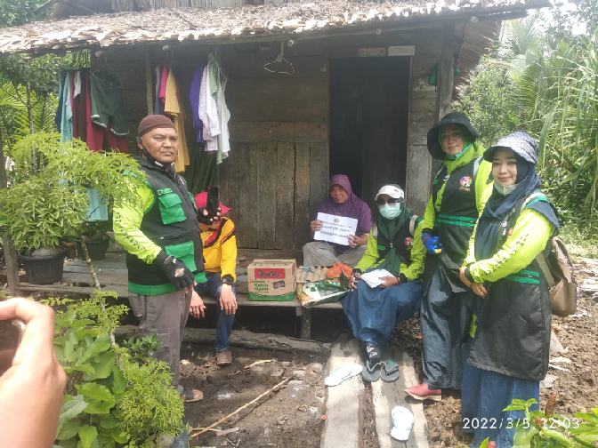 Komunitas Jumat Berbagi (KJB) Inhil Menyalurkan Paket Sembako Pada Kaum Dhuafa Desa Pengalihan Enok