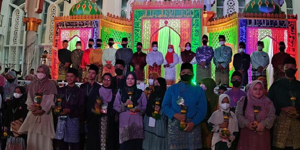MTQ Ke-VII Tingkat Kabupaten Kepulauan Anambas Secara Resmi Ditutup MTQ Ke-VII Tingkat Kabupaten Kepulauan Anambas Secara Resmi Ditutup