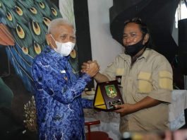 Bupati Asahan sampaikan pidatonya pada pembukaan rapat kerja daerah PD IWO Asahan Batubara, sekaligus menyerahkan cendera mata kepada Ketua PD Iwo Asahan Batubara