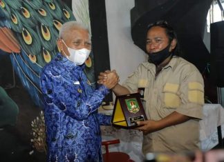 Bupati Asahan sampaikan pidatonya pada pembukaan rapat kerja daerah PD IWO Asahan Batubara, sekaligus menyerahkan cendera mata kepada Ketua PD Iwo Asahan Batubara