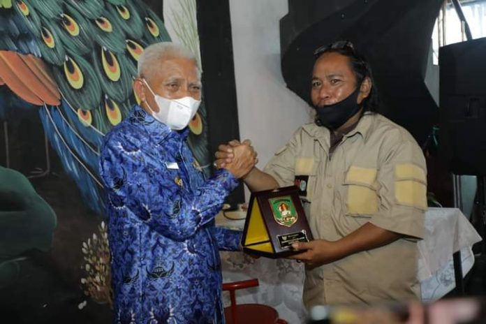Bupati Asahan sampaikan pidatonya pada pembukaan rapat kerja daerah PD IWO Asahan Batubara, sekaligus menyerahkan cendera mata kepada Ketua PD Iwo Asahan Batubara Bupati Asahan sampaikan pidatonya pada pembukaan rapat kerja daerah PD IWO Asahan Batubara, sekaligus menyerahkan cendera mata kepada Ketua PD Iwo Asahan Batubara