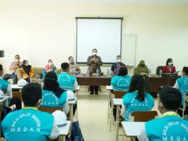 Bupati Asahan yang diwakili Asisten Perekonomian dan Pembangunan menyampaikan bimbingan dan arahan nya dalam acara Diklat Operator Produksi Olahan Karet.