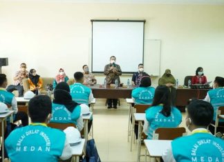 Bupati Asahan yang diwakili Asisten Perekonomian dan Pembangunan menyampaikan bimbingan dan arahan nya dalam acara Diklat Operator Produksi Olahan Karet.