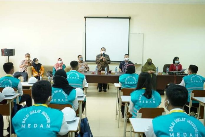 Bupati Asahan yang diwakili Asisten Perekonomian dan Pembangunan menyampaikan bimbingan dan arahan nya dalam acara Diklat Operator Produksi Olahan Karet. Bupati Asahan yang diwakili Asisten Perekonomian dan Pembangunan menyampaikan bimbingan dan arahan nya dalam acara Diklat Operator Produksi Olahan Karet.