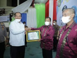 Wakil Bupati Asahan sampaikan ucapan selamat sekaligus memberikan penghargaan kepada Asisten Ekonomi dan Pembangunan sebagai pemenang stand terbaik I.