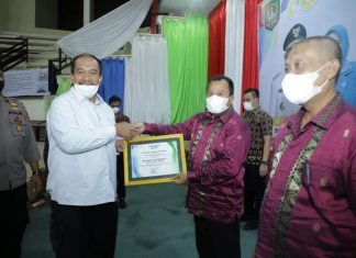 Wakil Bupati Asahan sampaikan ucapan selamat sekaligus memberikan penghargaan kepada Asisten Ekonomi dan Pembangunan sebagai pemenang stand terbaik I.