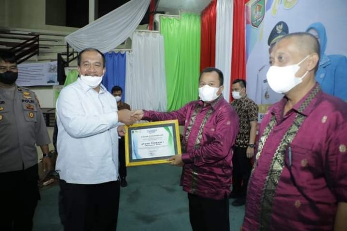 Wakil Bupati Asahan sampaikan ucapan selamat sekaligus memberikan penghargaan kepada Asisten Ekonomi dan Pembangunan sebagai pemenang stand terbaik I. Wakil Bupati Asahan sampaikan ucapan selamat sekaligus memberikan penghargaan kepada Asisten Ekonomi dan Pembangunan sebagai pemenang stand terbaik I.