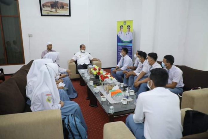 Wakil Bupati Asahan sampaikan ucapan terimakasih nya atas kunjungan Siswa Siswi SMA Negeri 3 Kisaran. Dan menyatakan siap untuk memajukan cabang olahraga FORKI. Wakil Bupati Asahan sampaikan ucapan terimakasih nya atas kunjungan Siswa Siswi SMA Negeri 3 Kisaran. Dan menyatakan siap untuk memajukan cabang olahraga FORKI.