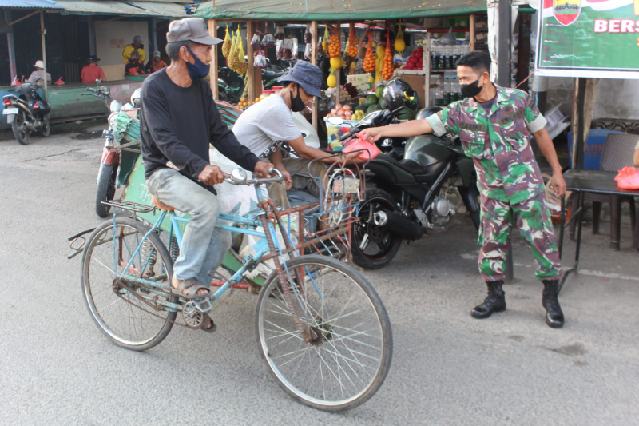 Beri Semangat Kepada Masyarakat Dalam Mencari Nafkah, Kodim 0314/Inhil Berikan Sarapan Pagi