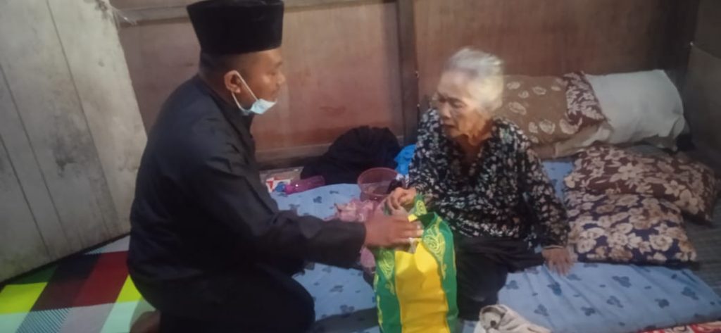 Kapus Tanjungbatu, Azman, saat menyerahkan paket sembako